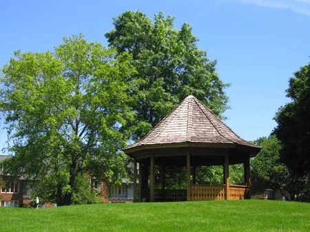 International Village Lombard